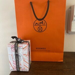 Hermès Twilly EAU Ginger perfume spray with Hermès Orange Gift Bag.